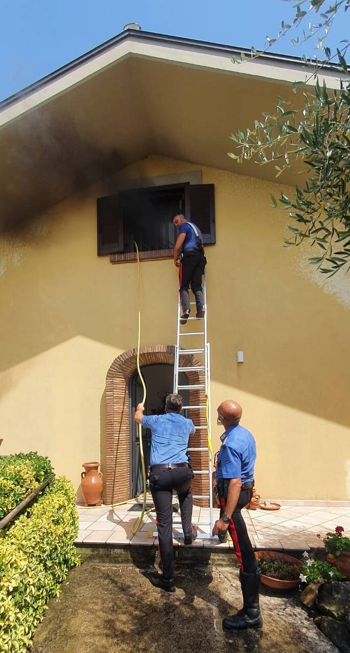 Scauri, villa distrutta da un incendio: 79enne salvata dai carabinieri