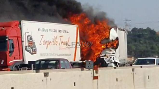 Scontro sull’A1, camion e tir in fiamme: traffico paralizzato
