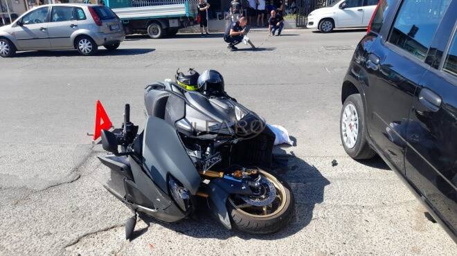 Ardea, scontro tra auto e moto su viale Nuova Florida: feriti madre e figlio