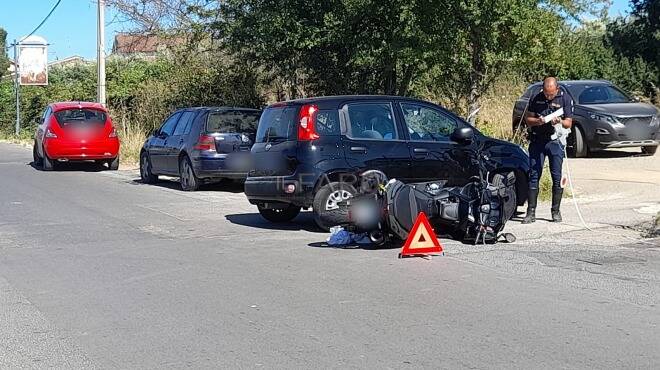 Ardea, scontro tra auto e moto su viale Nuova Florida: feriti madre e figlio