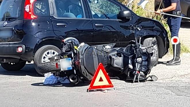 Ardea, scontro tra auto e moto su viale Nuova Florida: feriti madre e figlio