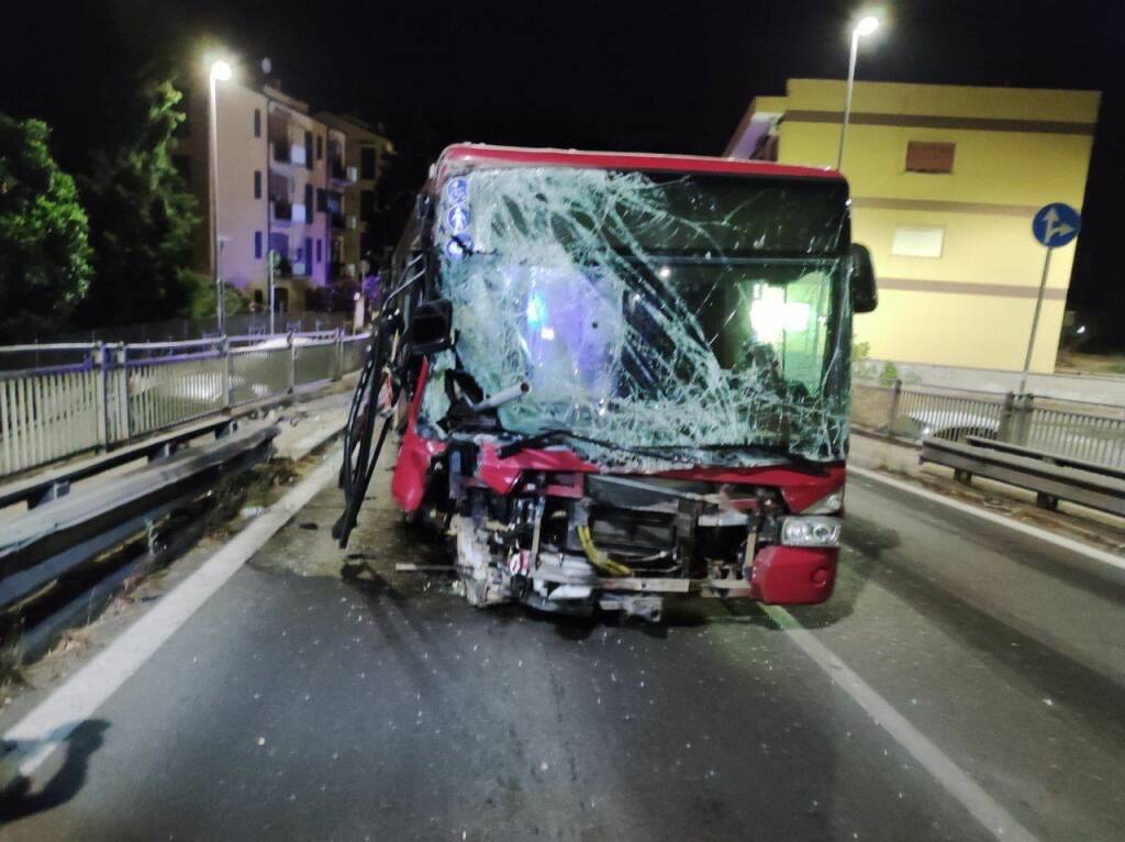 Roma, bus dell’Atac si schianta contro le auto in sosta: grave il conducente