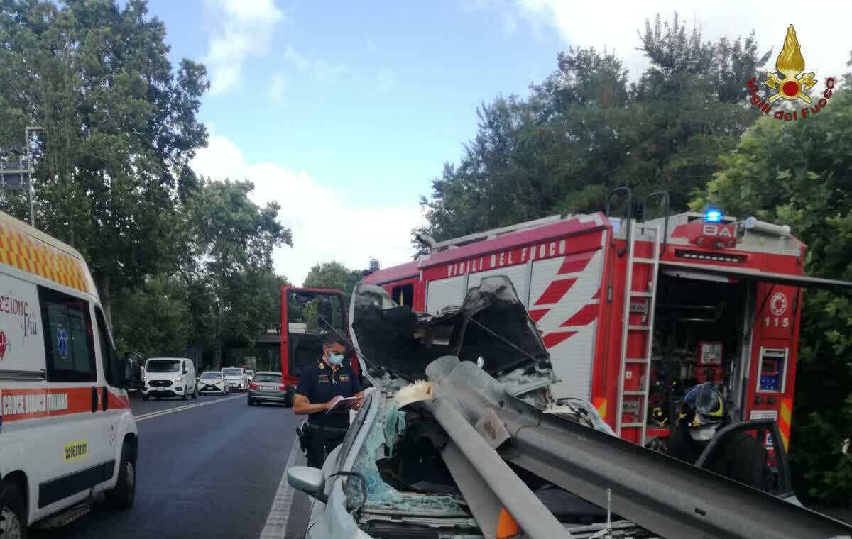 Roma, incidente sulla via del Mare: auto si schianta contro il guardrail