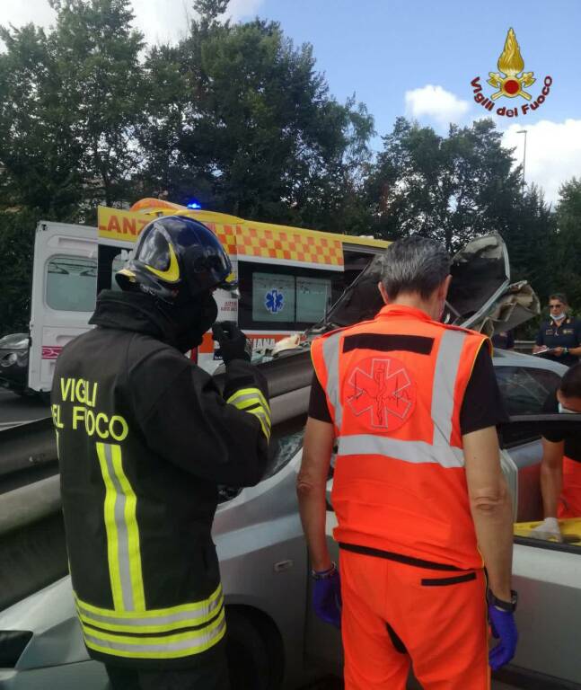 Roma, incidente sulla via del Mare: auto si schianta contro il guardrail