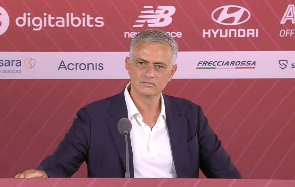 Mourinho si presenta: “Voglio la Roma dei romanisti… i ‘tituli’ arriveranno” – VIDEO