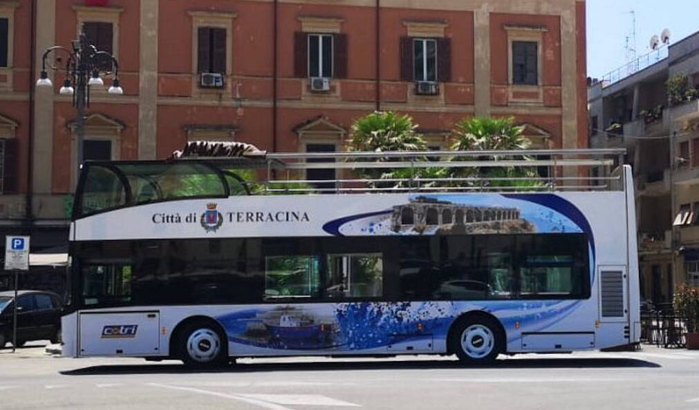 Al via a Terracina la navetta A1 Mare: l’autobus a due piani scoperto panoramico