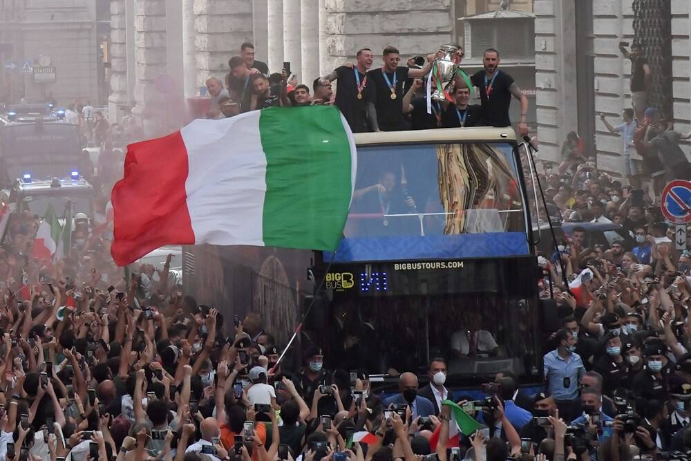 Nazionale in festa sul pullman scoperto: bagno di folla per gli Azzurri nel centro di Roma
