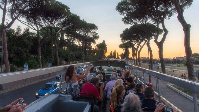 Sotto il cielo stellato di Roma al via BUS T – Corto Circuito Teatrale, l’itinerario con lo spettacolo “Vacanze Romane” che accompagna gli spettatori alla scoperta della città