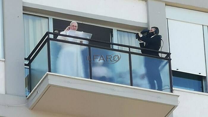 Angelus dal balcone del Gemelli per Papa Francesco: “Grazie per le vostre preghiere”