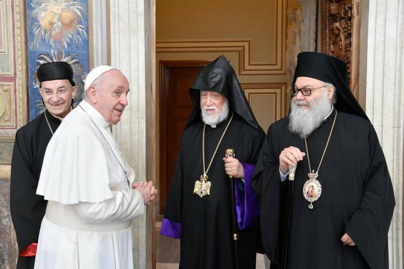 Il Papa prega per il Libano e sulla tomba di San Pietro intona il “Padre nostro” in arabo