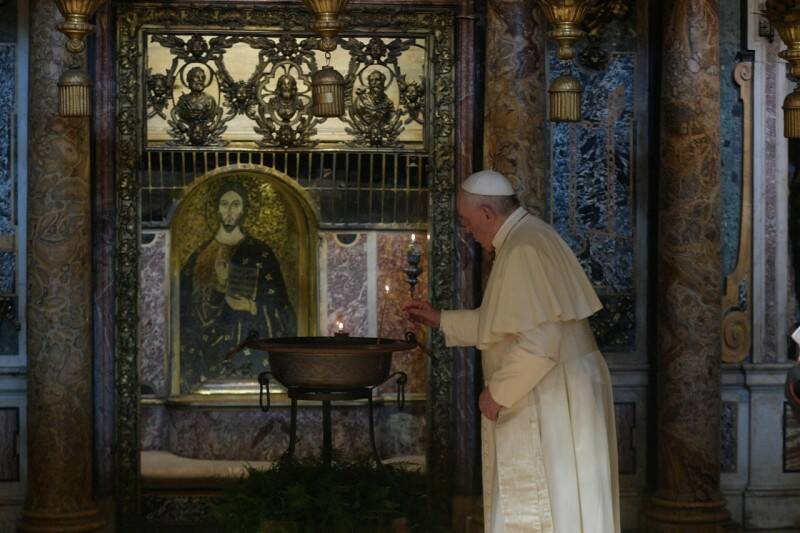 Il Papa prega per il Libano e sulla tomba di San Pietro intona il “Padre nostro” in arabo