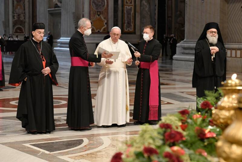 Il Papa prega per il Libano e sulla tomba di San Pietro intona il “Padre nostro” in arabo