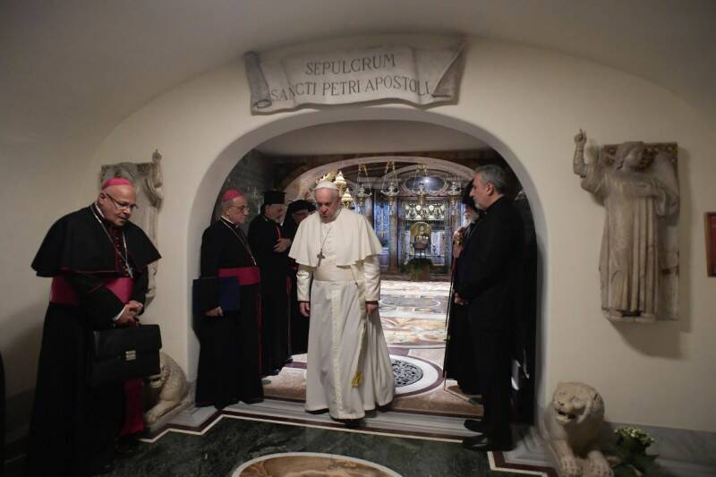 Il Papa prega per il Libano e sulla tomba di San Pietro intona il “Padre nostro” in arabo