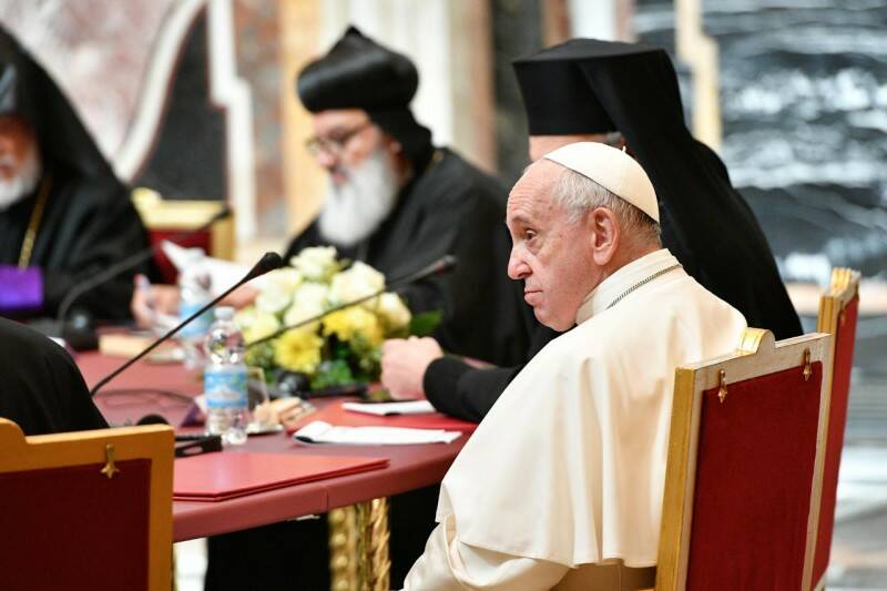 Il Papa prega per il Libano e sulla tomba di San Pietro intona il “Padre nostro” in arabo