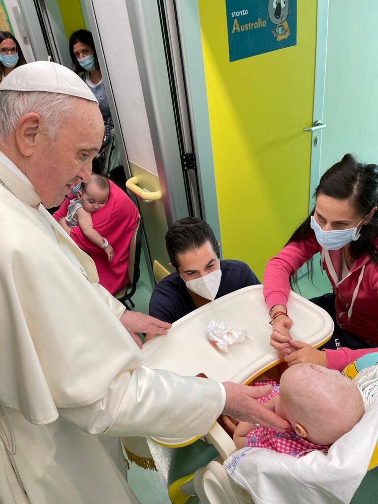Papa Francesco visita a sorpresa i piccoli pazienti reparto di oncologia del Gemelli