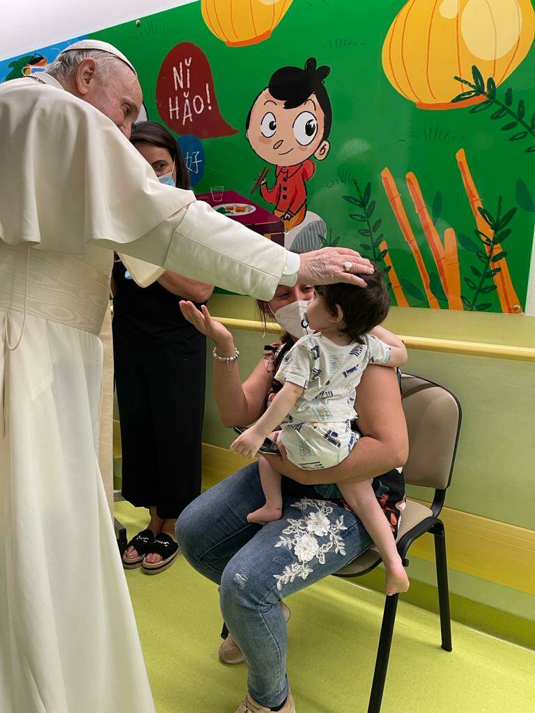 Papa Francesco visita a sorpresa i piccoli pazienti del reparto di oncologia del Gemelli