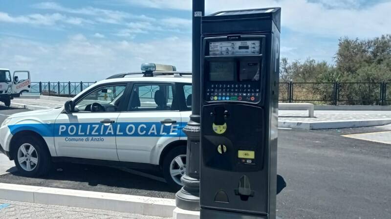 Strisce blu ad Anzio, installati dieci nuovi parcometri: costi e abbonamenti