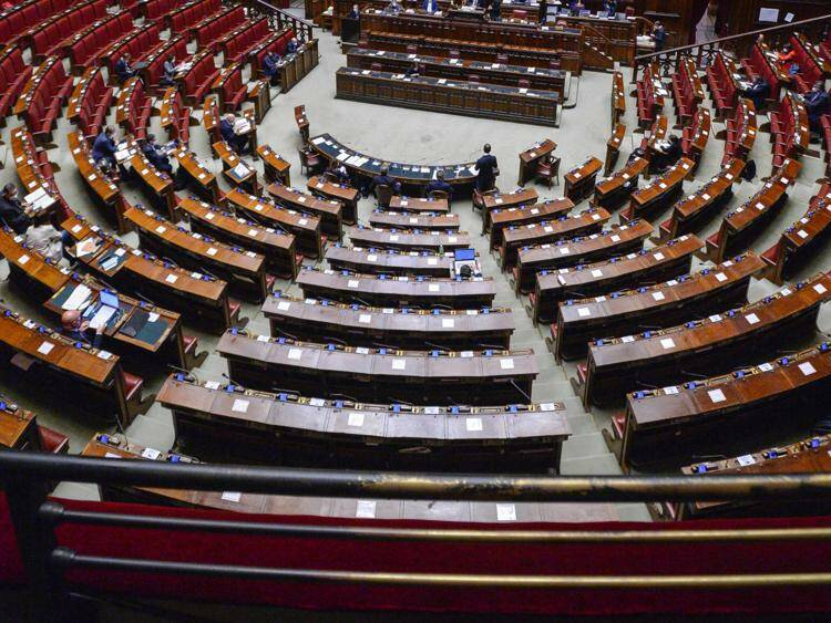“No al Green pass” i deputati di FdI occupano l’Aula: seduta sospesa