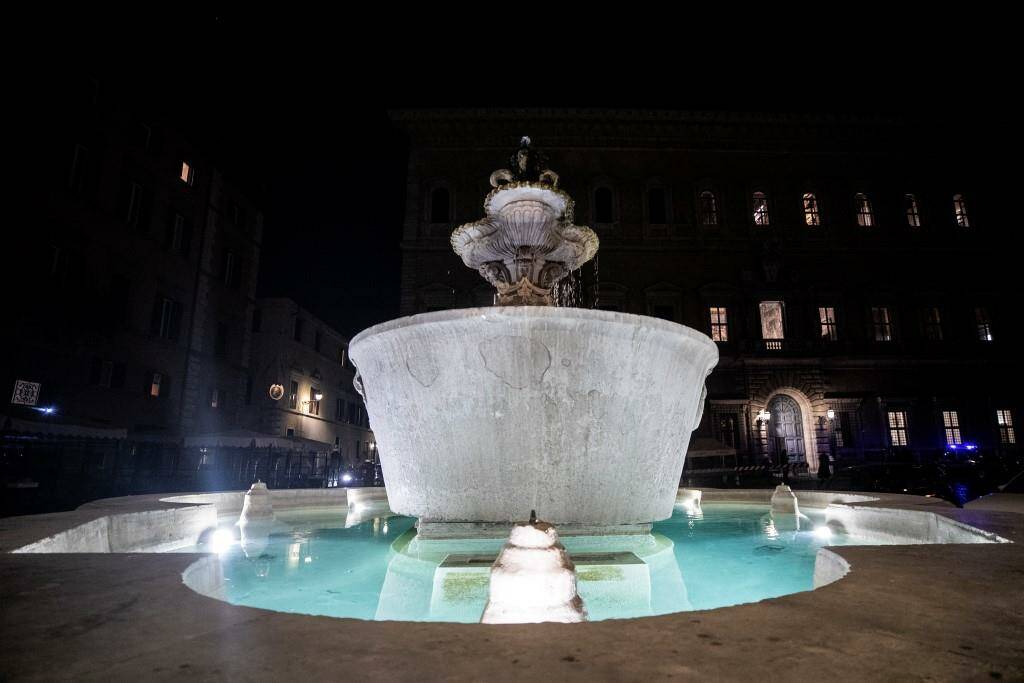Roma by night: Piazza Farnese brilla di nuova luce