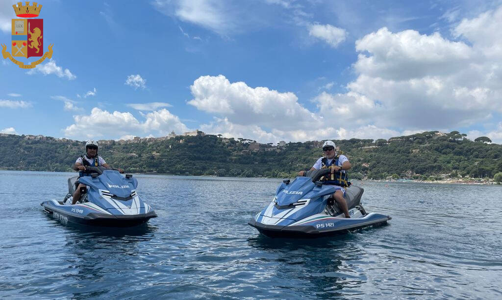 Castel Gandolfo, paura al lago: due coppie con pedalò e windsurf alla deriva