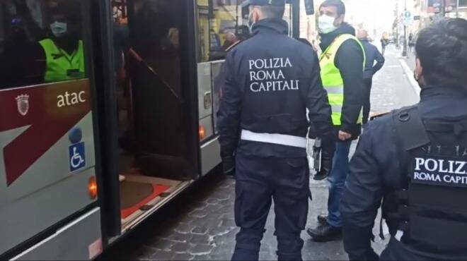 Paura su un bus a Roma, accoltella una donna e tenta di rapinarla: arrestato