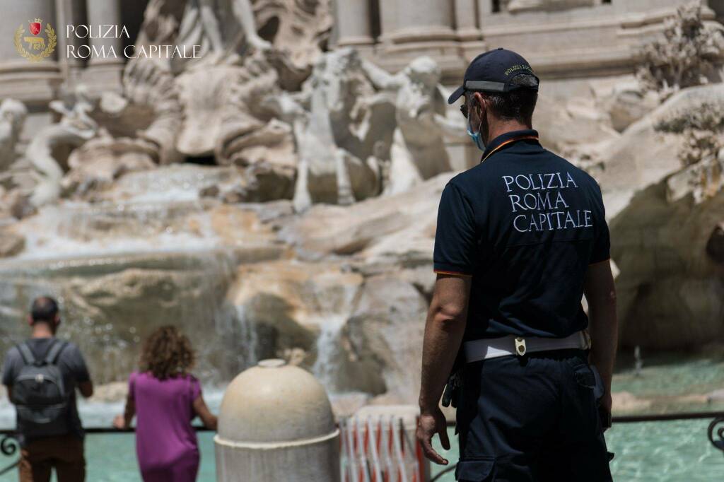 Roma, entra nella Fontana di Trevi: scatta il Daspo urbano
