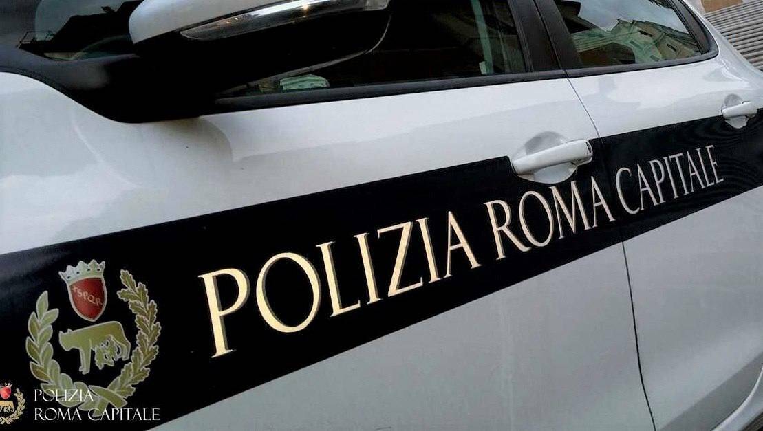 Roma, scontro fra scooter e camion: morto un ragazzo di 22anni