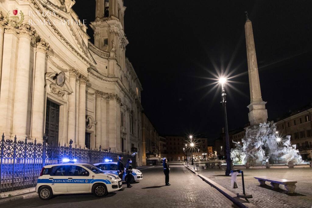 Roma, si fanno il bagno della fontana di piazza Navona: tre turisti fermati dalla Polizia Locale