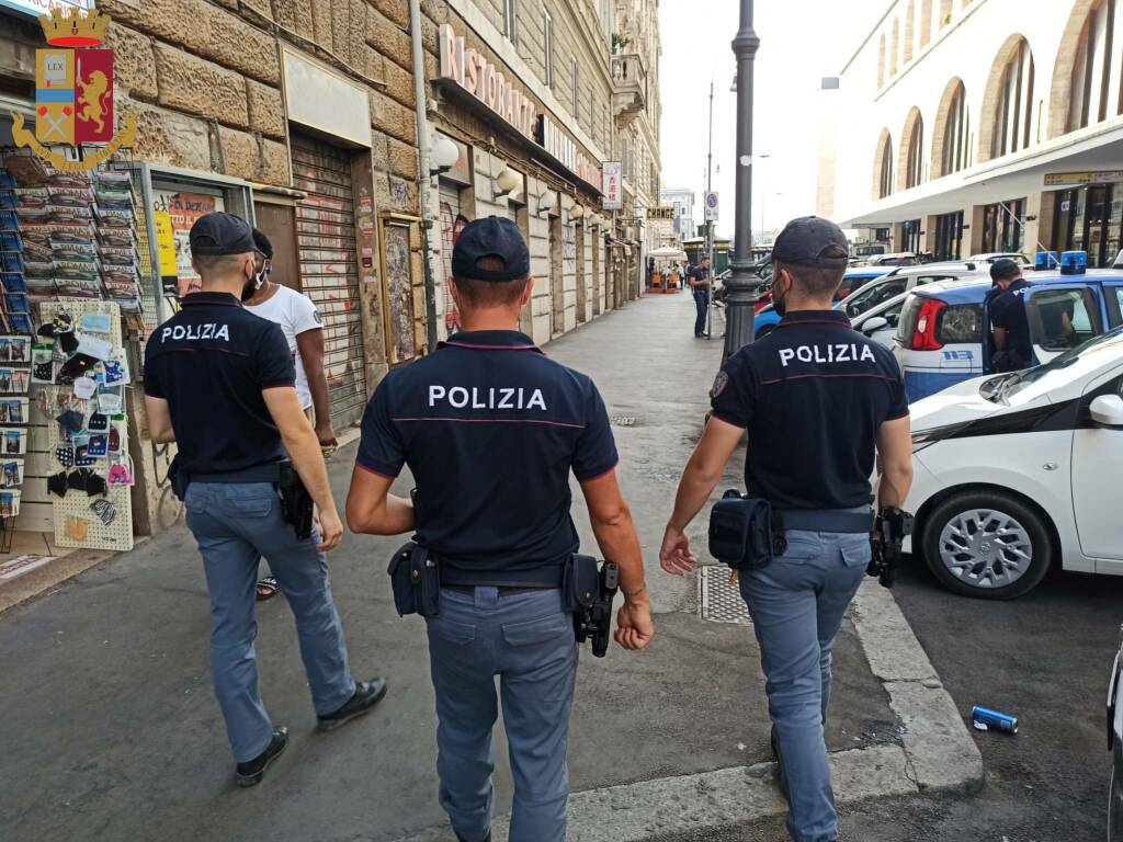 Roma, droga due ragazzine e cerca di violentarle: 46enne fermato dalla polizia