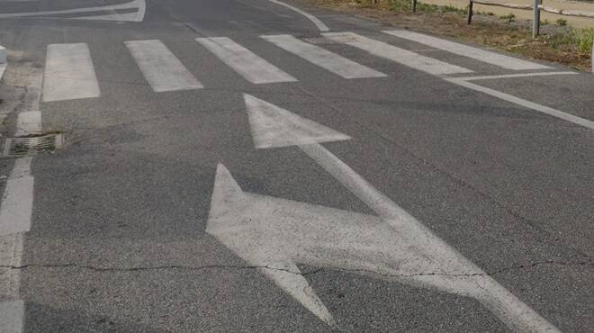 Graux (FdI): “A Fregene segnaletica stradale sbagliata e sbiadita: così rischiamo incidenti”