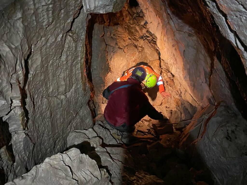 Speleologo resta bloccato in una grotta a 2000 metri d’altezza per tutta la notte