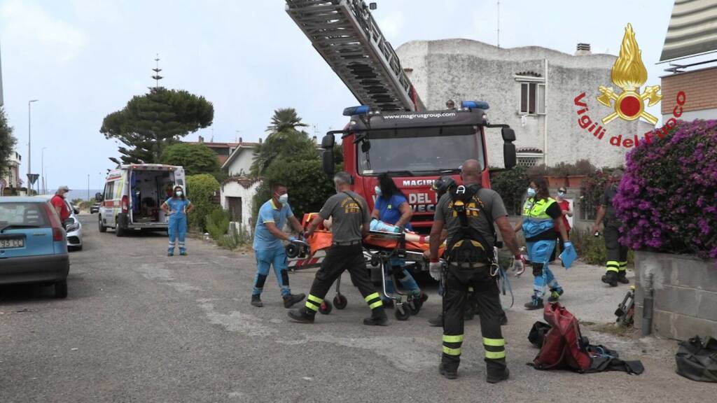 Santa Marinella: scala troppo stretta per la barella, paziente trasportato con l’autoscala dei pompieri