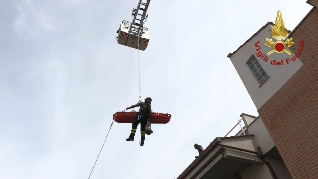 Santa Marinella: scala troppo stretta per la barella, paziente trasportato con l’autoscala dei pompieri