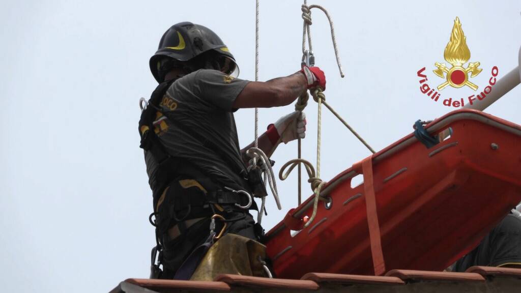 Santa Marinella: scala troppo stretta per la barella, paziente trasportato con l’autoscala dei pompieri