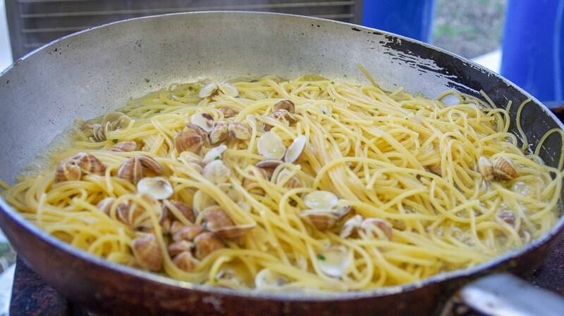Fiumicino, 60 quintali di vongole pronte a finire in padella per la Spaghettongola