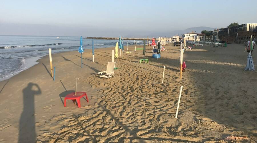 Sperlonga, spiaggia libera occupata abusivamente: sequestrati ombrelloni e lettini