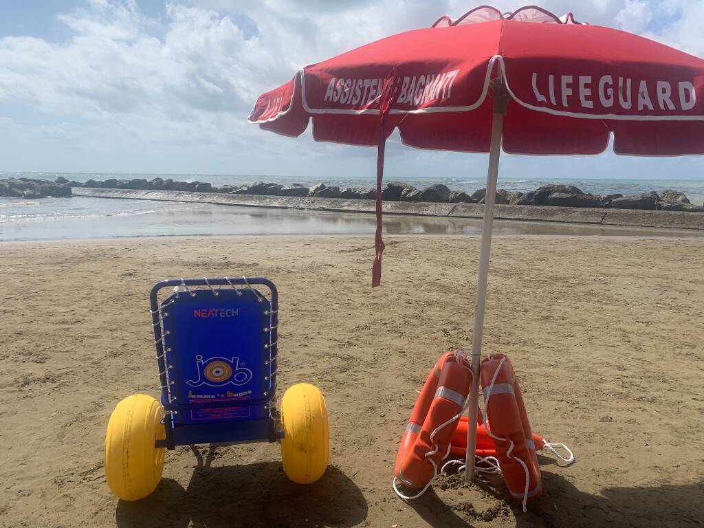 Apre la Riviera Mallozzi di Anzio, la spiaggia che accoglie gratis le persone disabili e le loro famiglie