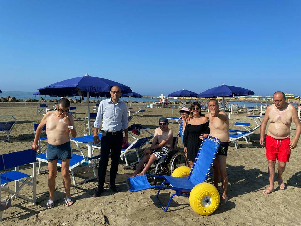 Anzio, attivo il servizio spiaggia per le persone con disabilità con prenotazione telefonica