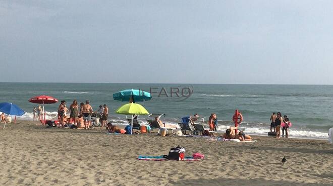 Ostia, tragedia in spiaggia: 35enne muore annegato