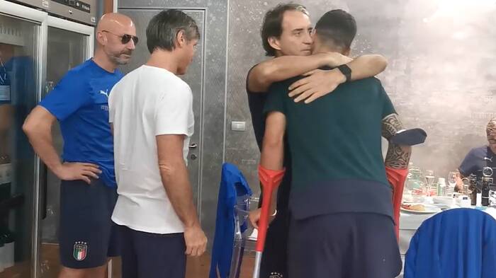 Euro 2020, Spinazzola lascia Coverciano in stampelle: l’abbraccio degli Azzurri – VIDEO