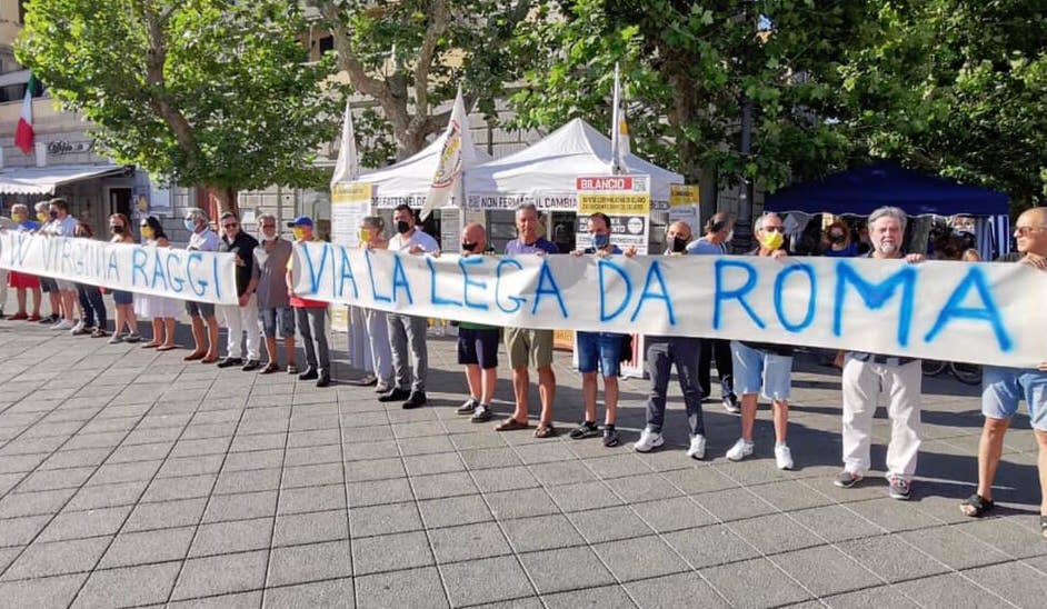 “Via la Lega da Roma”: striscioni contro Salvini a Ostia