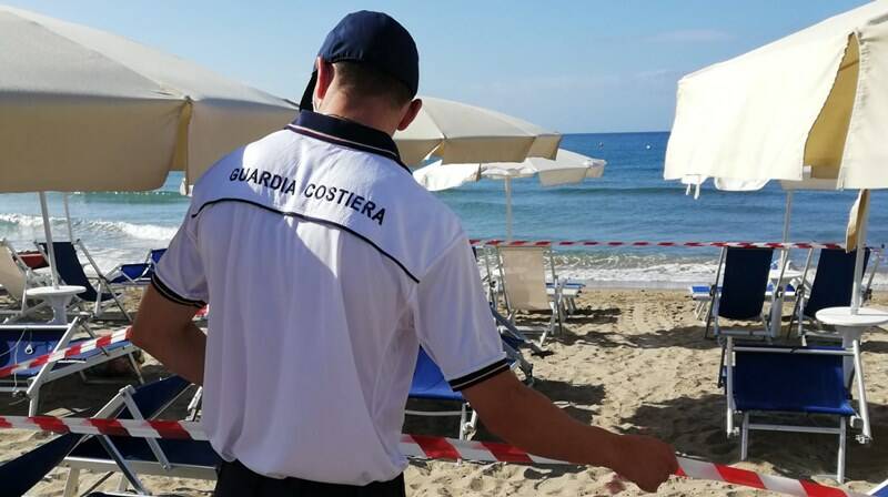 Tartaruga marina nidifica fra gli ombrelloni sul lungomare di Terracina