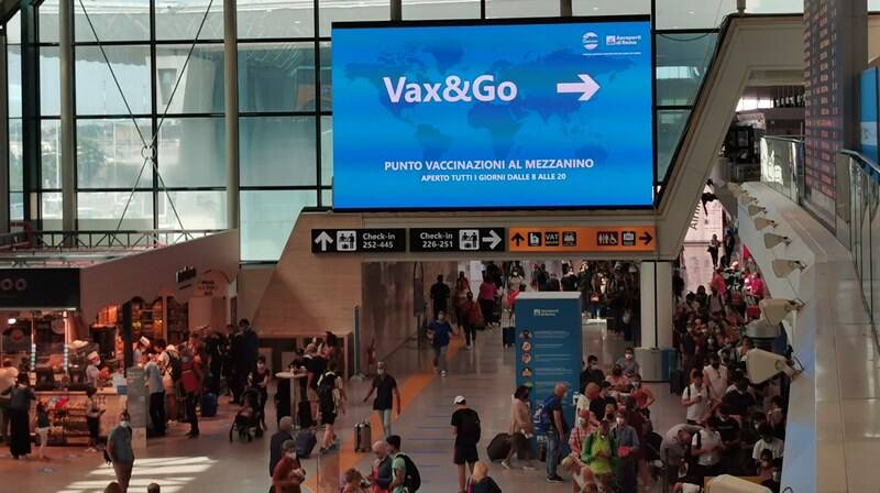 “Vax & Go”, prima ti vaccini poi parti per le vacanze: nuovo hub all’aeroporto di Fiumicino