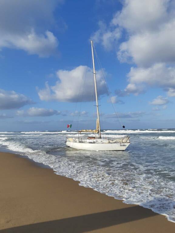 Velista di Fiumicino si arena con la barca sulla spiaggia di Sabaudia