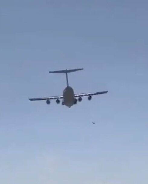 “Falling men” a Kabul: tentano la fuga aggrappati agli aerei ma precipitano nel vuoto