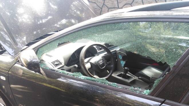 Anzio, i vandali gli distruggono l’auto e lui lancia una petizione online: “Stop al degrado”