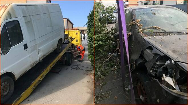 Fiumicino, addio auto abbandonate nelle strade: rimossi 20 veicoli