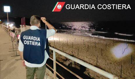 Gaeta, blitz notturno della Guardia Costiera: 2 spiagge libere occupate con attrezzature balneari