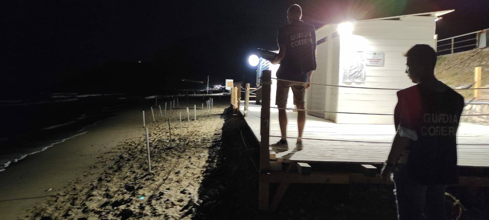 Gaeta, blitz notturno della Guardia Costiera: 2 spiagge libere occupate con attrezzature balneari