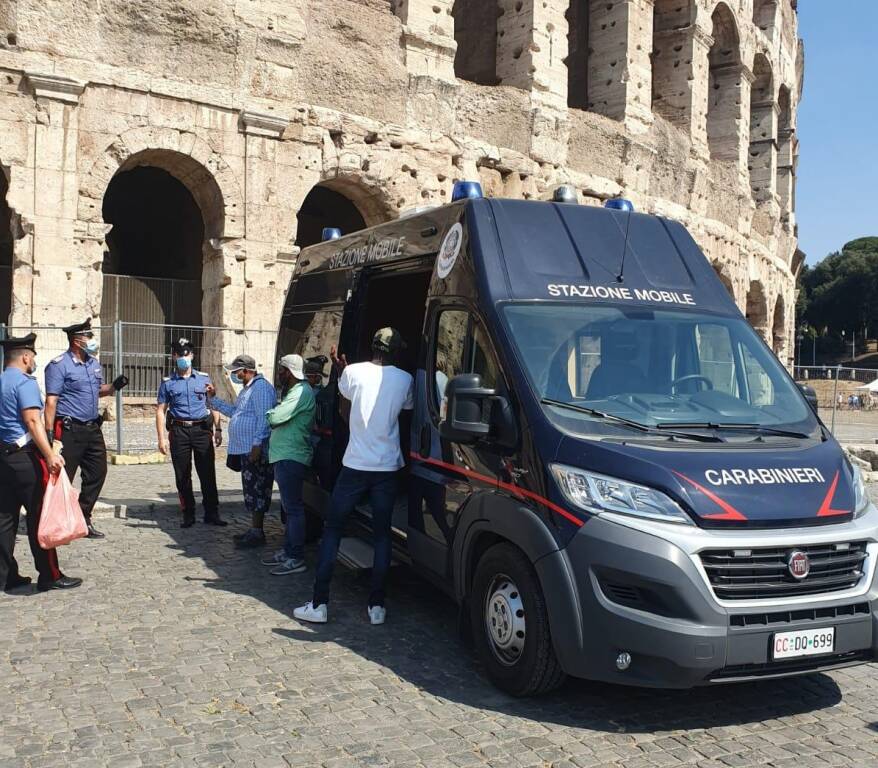 Roma, Colosseo ancora preda di “saltafila” e venditori ambulanti: multe per oltre 46mila euro